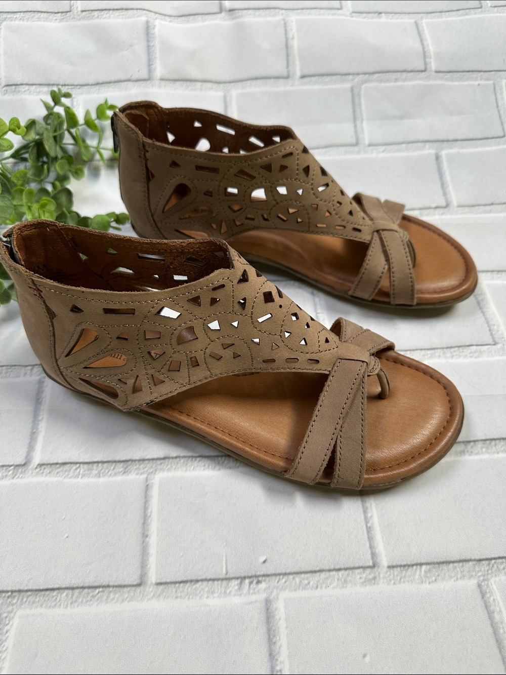 NWT * Rockport * Taupe Leather Sandals Sz 7.5